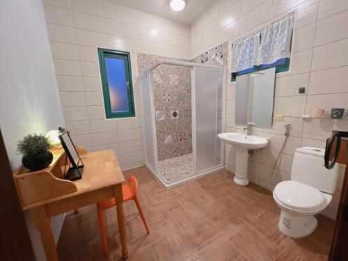 马公东屋民宿 的带淋浴、卫生间和盥洗盆的浴室