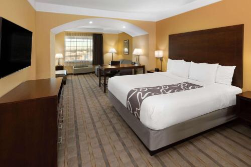 休斯顿休斯顿西北环城高速8 /西路的拉昆塔酒店及套房的酒店客房设有一张大床和一张书桌。