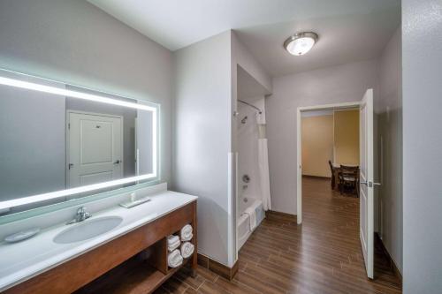 休斯顿休斯顿西北环城高速8 /西路的拉昆塔酒店及套房的一间带水槽和大镜子的浴室