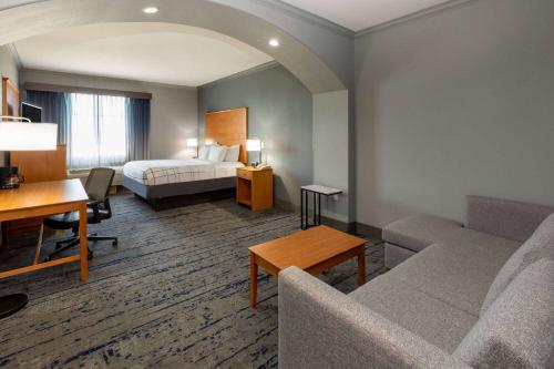 布里奇波特La Quinta by Wyndham Bridgeport的配有一张床和一张书桌的酒店客房