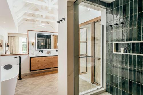 罗驰诺尔布鲁阿祖里丽笙度假酒店及水疗中心的一间带玻璃淋浴和水槽的浴室