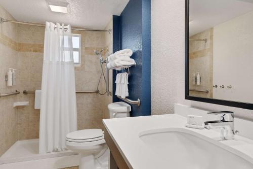 奥蒙德海滩Spark by Hilton Ormond Beach Oceanfront的浴室配有白色卫生间和盥洗盆。