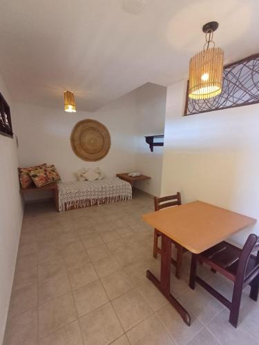 圣若泽-达科罗阿格兰迪Pousada Vivenda Oriente的客厅配有桌子和沙发