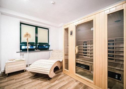 斯诺科Apartament nad Zalewem的一间带步入式衣柜和木制橱柜的房间