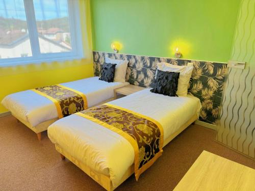 龙尚朗香酒店的酒店客房设有两张床和窗户。