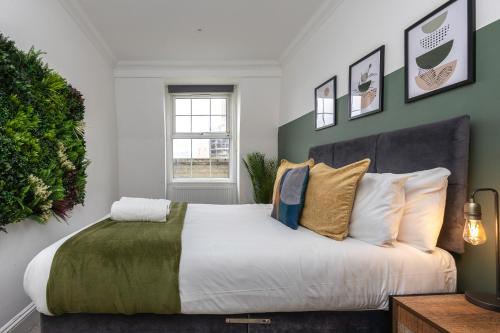 布莱顿霍夫Stunning Two Bedroom Brighton Penthouse的一间卧室配有一张带枕头的大床