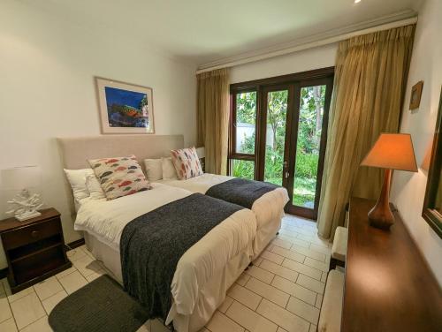 伊甸岛Waterfront Maison by Simply-Seychelles的一间卧室设有一张大床和一个窗户。