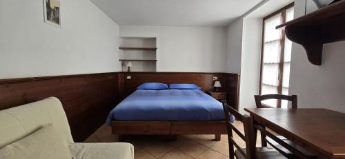 斯科佩洛阿尔坎图兹欧酒店的卧室配有1张床、1张桌子和1把椅子