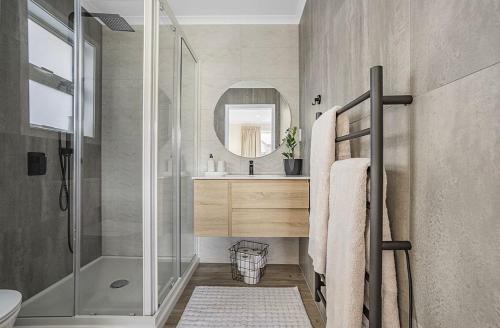 上哈特Private Ensuite with Spa in Upper Hutt的带淋浴、盥洗盆和镜子的浴室