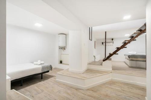 马德里Charming flat in Madrid-Rio的白色的房间,设有床和楼梯