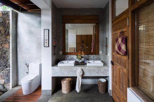 陶尔佩Royal Indigo Villa的浴室设有2个水槽和镜子