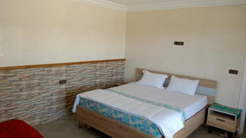 萨菲Ferme de Rayan的一间卧室设有一张床和砖墙