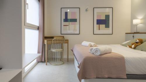 瓦伦西亚Osito Hub - l'Explorador Andrés的一间卧室配有两张床,桌子上配有毛巾