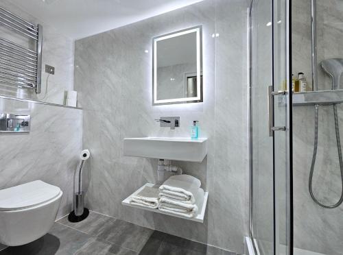 伦敦NOX Hyde Park的浴室配有卫生间、盥洗盆和淋浴。
