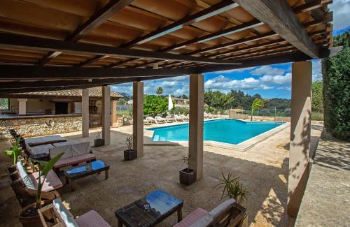 科斯提克斯Agroturismo Ses Illes的一个带游泳池和木制凉亭的庭院