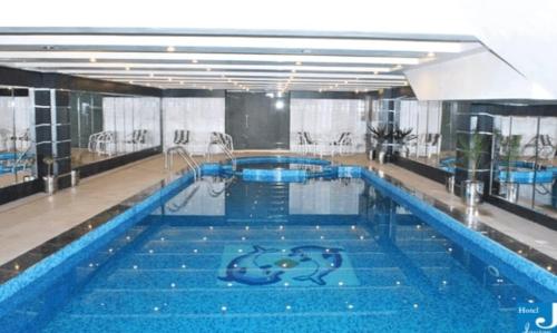 锡亚尔科特Hotel Javson的大楼内一个蓝色的大型游泳池