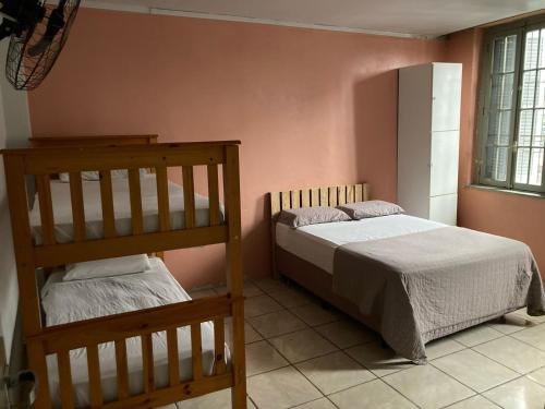 阿雷格里港Hostel do Lucca的一间卧室设有两张双层床和梯子