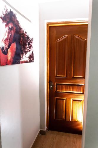 ThikaKeisha Homes的挂在门边墙上的一匹马画