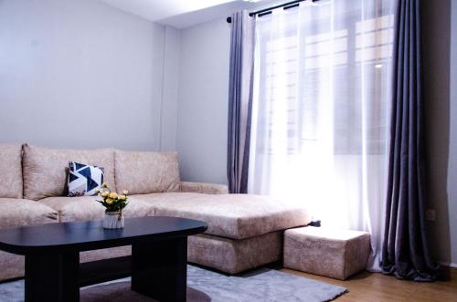 ThikaKeisha Homes的客厅配有沙发和桌子