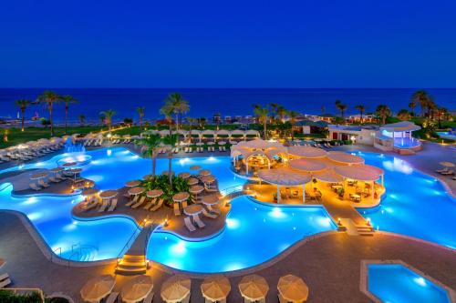 法里拉基罗德斯帕拉蒂姆休闲及健康酒店的夜间享有度假村游泳池的空中景致