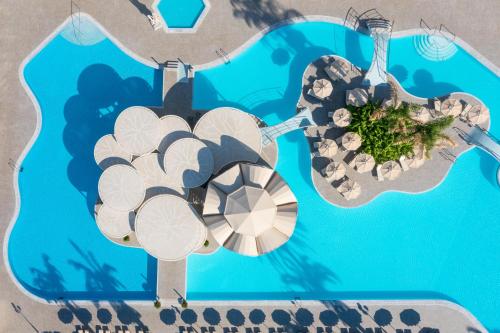 法里拉基罗德斯帕拉蒂姆休闲及健康酒店的享有带游泳池的度假村的空中景致