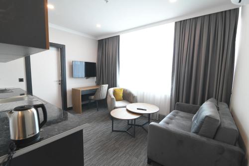 伊斯坦布尔VPLUS HOTEL的客厅配有沙发和桌子