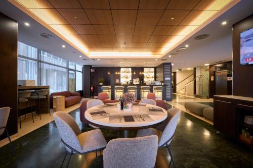 巴塞罗那里戈雷托加泰罗尼亚酒店的大堂设有桌椅和酒吧。
