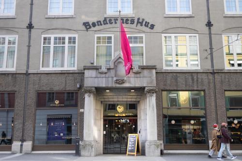 奥斯陆邦德海姆酒店的前面有粉红色旗帜的建筑