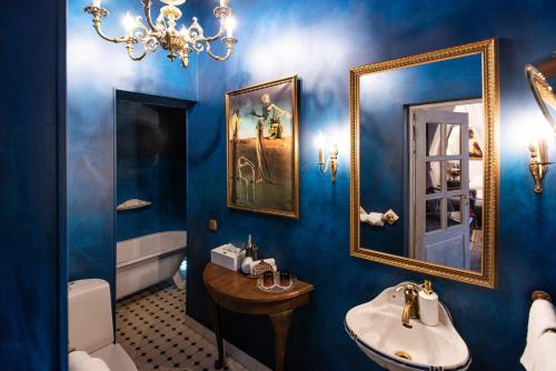 库雷萨雷Vinoteegi Residents的蓝色的浴室设有水槽和镜子