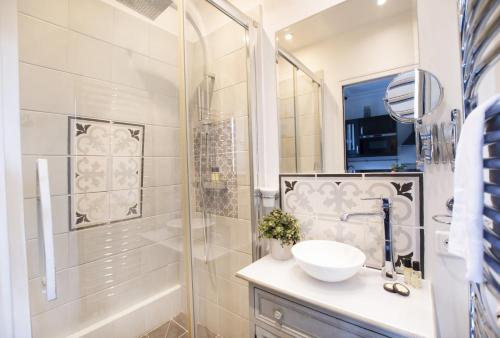 巴黎GuestReady - Cozy and Bright with Notre Dame View的带淋浴、盥洗盆和浴缸的浴室