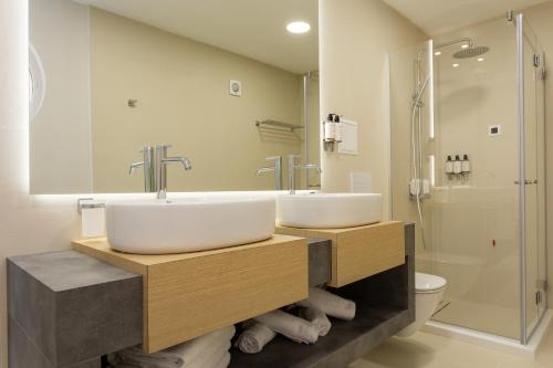 索佐波尔Hotel Antea的一间带两个盥洗盆和淋浴的浴室