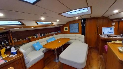 热那亚sailing Delfina的船上的饭厅和厨房,配有桌子