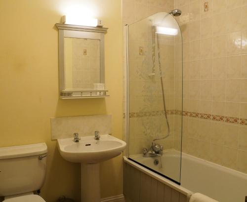 圣赫利尔泽西莫文酒店之高地公寓的一间带水槽、卫生间和淋浴的浴室