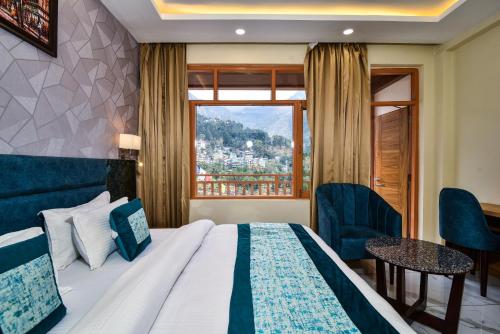 麦罗肯机Hotel Pawan Regency Mcleodganj的酒店客房设有床和窗户。
