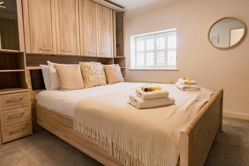 SaughallSpacious & well decorated 4 bedroom home near Chester的一间卧室配有一张大床和毛巾