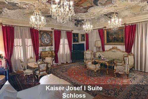 纳瑟莱特方恩斯坦湖城堡酒店的客厅配有床和桌椅