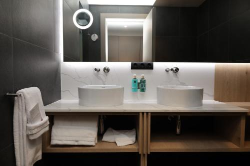 Areia LargaPico Terramar & SPA的一间带两个盥洗盆和大镜子的浴室