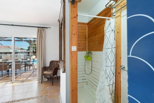 圣米格尔德阿沃纳Villa Golf del Sur的房屋内带淋浴的浴室
