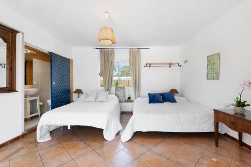 圣米格尔德阿沃纳Villa Golf del Sur的白色墙壁客房的两张床