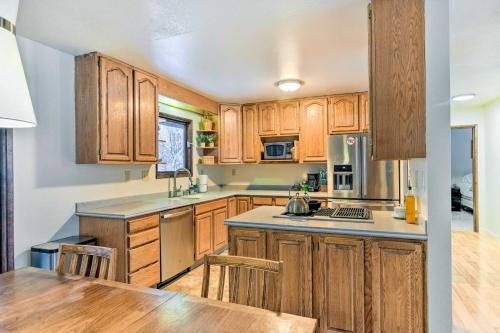 安克雷奇West Anchorage Home Near Airport! home的厨房配有木制橱柜和台面