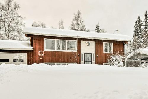 安克雷奇West Anchorage Home Near Airport! home的雪覆盖的房屋,车道