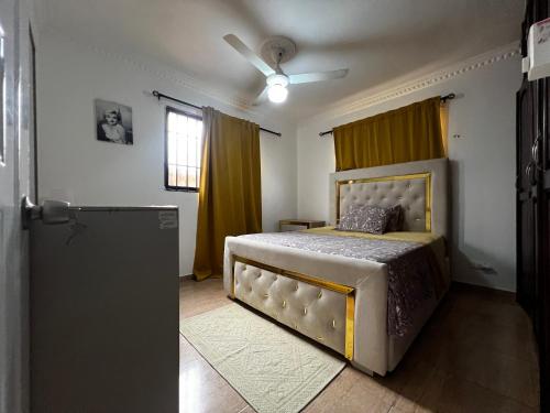 圣地亚哥洛斯卡巴Casa Deisy的一间卧室配有一张床和吊扇
