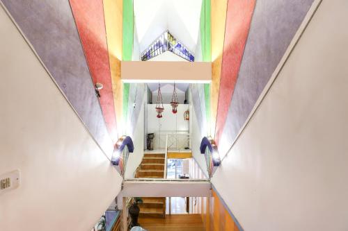 苏拉特OYO Nova Dumas Homestay的走廊设有彩虹天花板