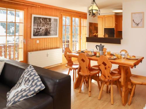 尚佩克斯Apartment Colline 8 by Interhome的厨房以及带桌椅的用餐室。
