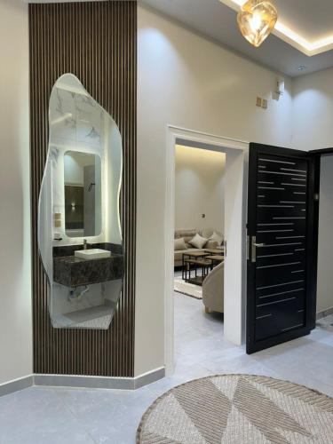 艾卜哈شاليهات فيو的浴室设有水槽和墙上的镜子