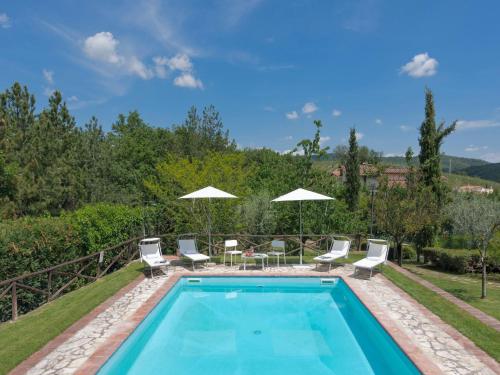 拉达-因基安蒂Holiday Home Villa del Poggio by Interhome的一个带椅子和遮阳伞的游泳池