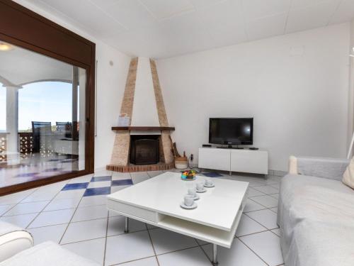 巴古尔Apartment Mas Mato UP by Interhome的客厅配有白色沙发和壁炉