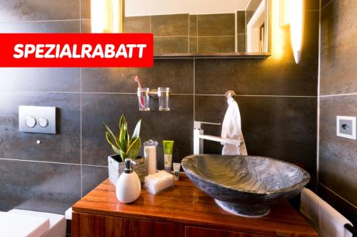 巴塞尔Special Retreat Apartment & Home-Office & Workplace的木制柜台上带大碗水槽的浴室