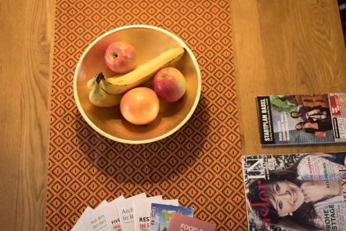 巴塞尔Special Retreat Apartment & Home-Office & Workplace的桌上一碗水果,上面有苹果和香蕉