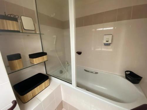 滨海雅尔Appartement au Parc de la Grange的带淋浴、卫生间和浴缸的浴室